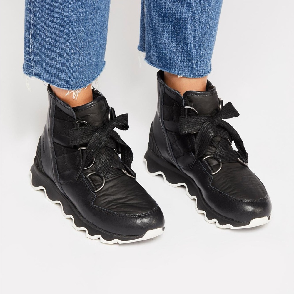 Used Sorel Women’s Kinetic Short Lace Up Boots 7.5
